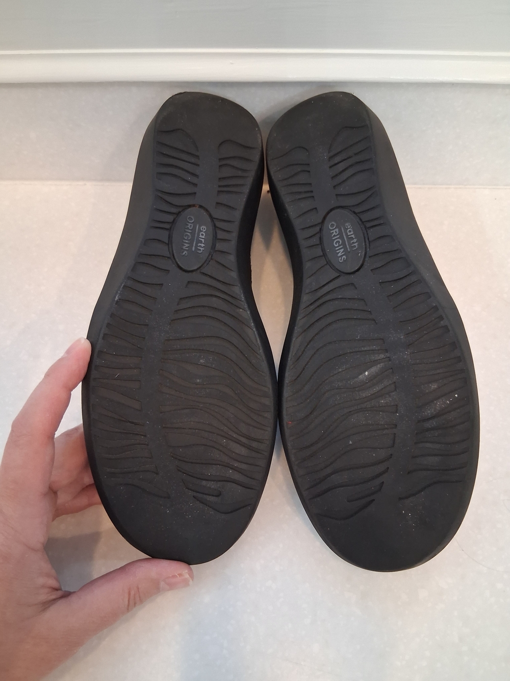 Earth Origins Women's Black Slip-On Flats with Crossed Elastic Straps - Picture 5 of 7